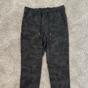 Lululemon On the Fly 7/8 Pant (Camo black)